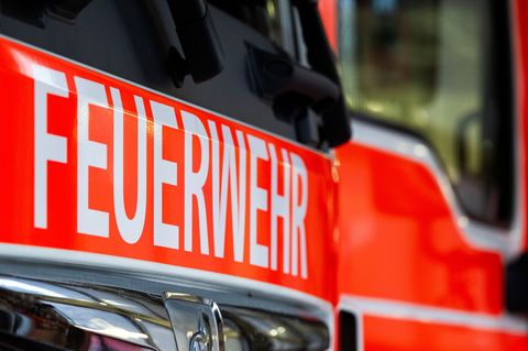 Mehrere freiwillige Feuerwehren bekämpften die Flammen, die schnell auf das Haus übergriffen. (Symbolbild) Foto: Soeren Stache/d