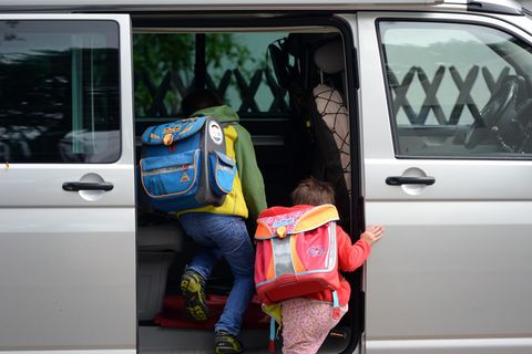Mit neuen Regeln will die Landesregierung Kommunen helfen, Eltern-Taxis einfacher zu stoppen. (Symbolbild) Foto: Ralf Hirschberg
