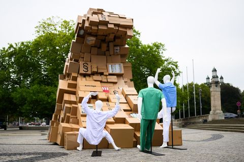 Vor Hannovers Rathaus türmen sich die Kartons – ein Protest gegen zu viele Vorschriften in der Patientenversorgung. Foto: Julian