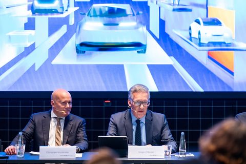 VDA-Geschäftsführer Jürgen Mindel (rechts) und der Rechtsanwalt Christian Vorländer (links) als Vertreter der Messe MÜnchen präs