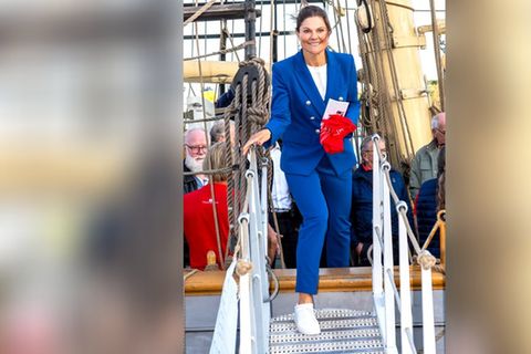 Victoria von Schweden besuchte ein Segelschiff in Stockholm.