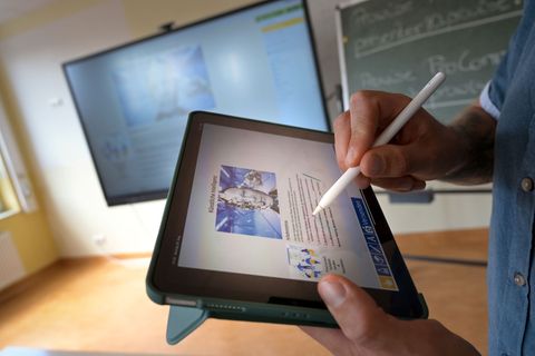 Bei den Digitalisierungsmaßnahmen an Schulen wurde der Topf bisher nicht ausgeschöpft. (Archivbild) Foto: Heiko Rebsch/dpa