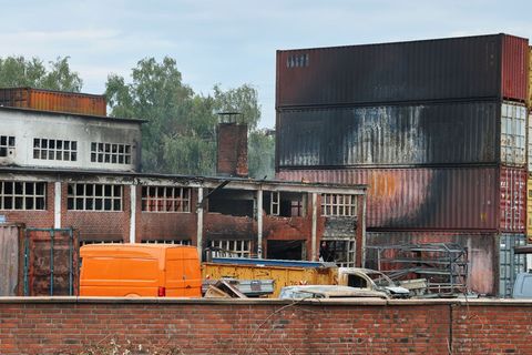 Schon bald dürften endlich alle Container auf dem Gelände im Hamburger Hafen abgelöscht sein. Foto: Georg Wendt/dpa
