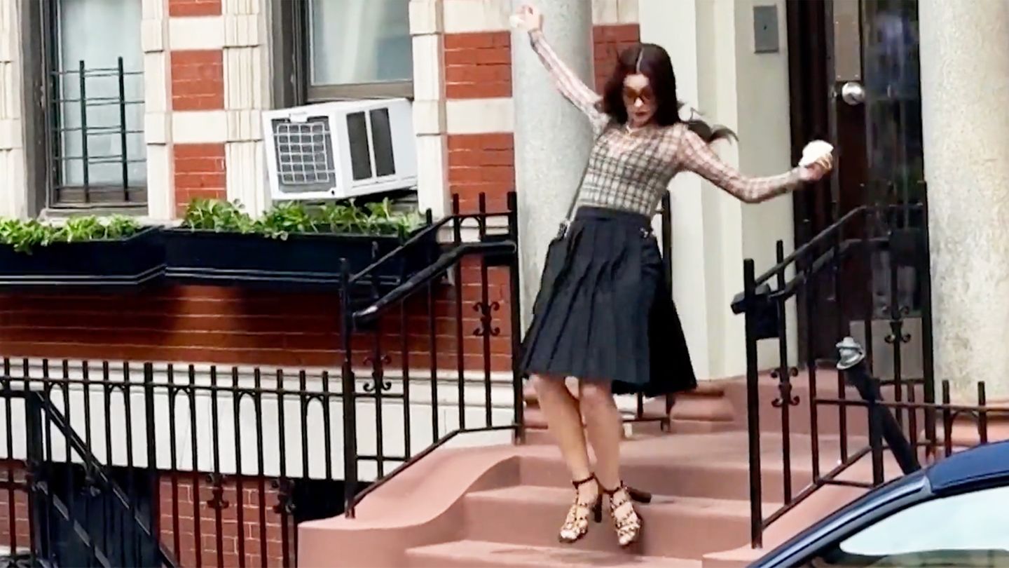Anne Hathaway falls down stairs while filming – devilish steps
