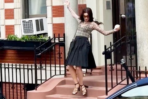 Anne Hathaway stürzt