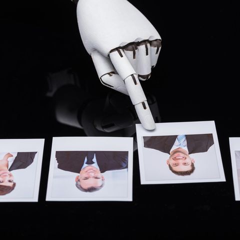 Bewerbungsentscheidung von Roboterhand