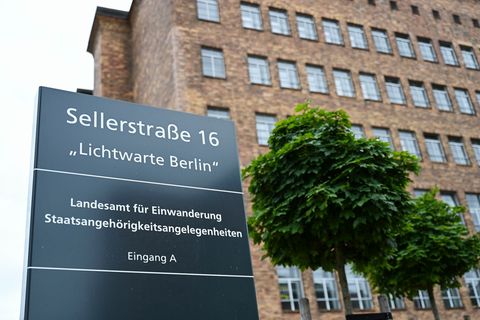 Im ersten Halbjahr 2025 gab es in Berlin mehr Ausreisen und Abschiebungen. (Archivbild) Foto: Katharina Kausche/dpa