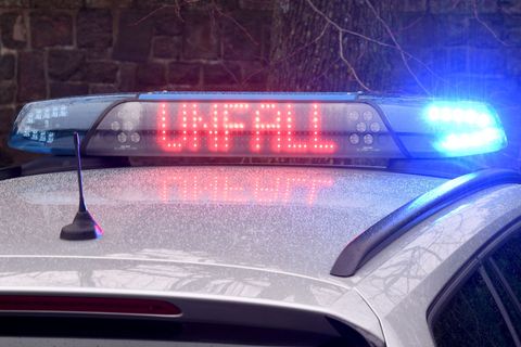 Mit viel Glück hat ein 80-Jähriger einen Unfall nahezu unbeschadet überstanden. (Symbolbild) Foto: Carsten Rehder/dpa
