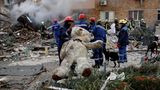 Kiew, Ukraine. Ein Helfer hält einen riesigen Stoffbären, als sei dieser eines der Opfer der russischen Angriffe auf die ukrainische Hauptstadt. Im Hintergrund Schutt, Geröll, Trümmer und zerstörte Fenster. Ob dieser Teddy einem Kind gehört? Vermutlich. Bei den schwersten russischen Luftangriffen mit Raketen und Drohnen auf die Ukraine seit Ende Juli wurden in der Hauptstadt mindestens 18 Menschen getötet. Dazu zählten auch vier Kinder