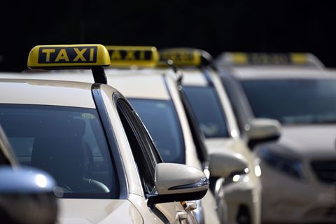 Taxifahrer bekommen viel mit - und in diesem Fall war einer von ihnen ein Helfer in der Not. (Symbolbild) Foto: Federico Gambari