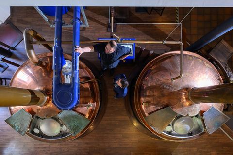 Ab dem 4. September kann das Bauhaus-Jubiläumsbier getrunken werden. (Symbolbild) Foto: Hendrik Schmidt/dpa