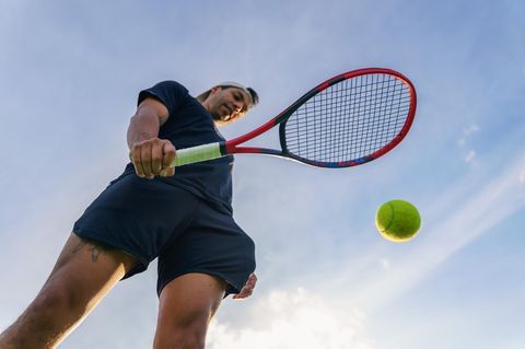 Geschenke für Tennisspieler: Tennisspieler vor einem Aufschlag