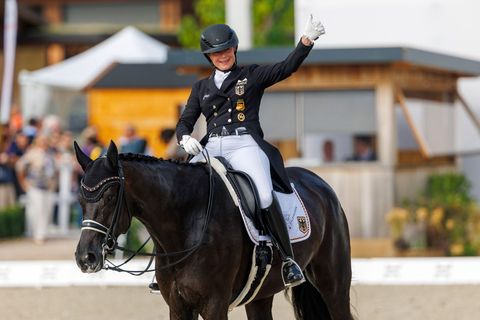 Isabell Werth freut sich auf ihrem Pferd Wendy über ihre gelungene Kür. Foto: Stefan Lafrentz/dpa