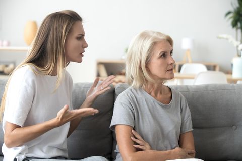 Mutter Tochter Schweigen sich an, Streitgespräch