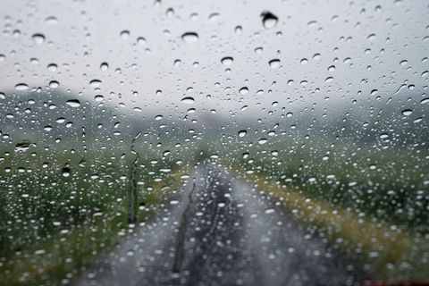 Nach den vielen Regen-Unfällen auf Thüringens Autobahnen beläuft sich der Sachschaden nach Schätzungen auf 145.000 Euro. (Symbol