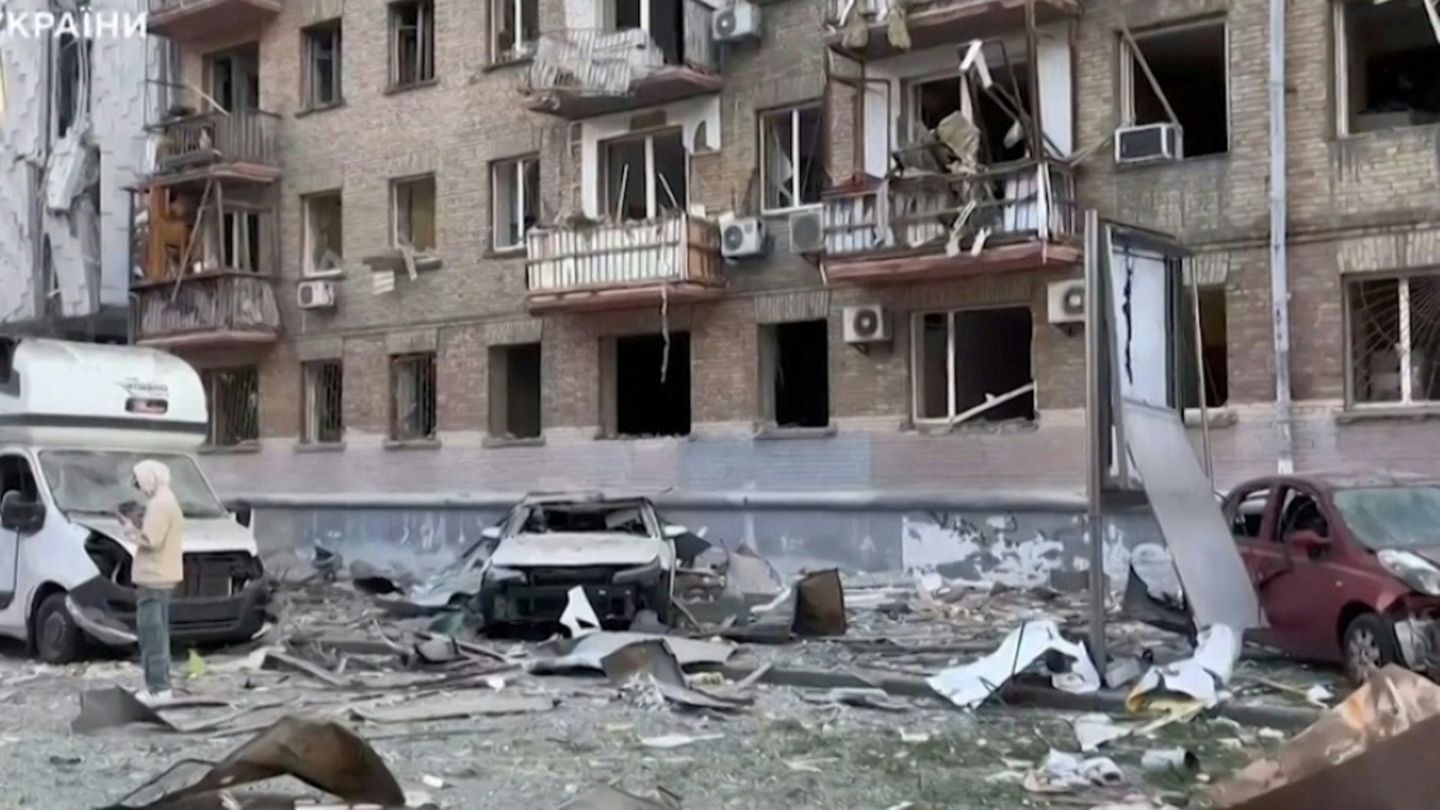 Durch russische Angriffe zerstörte Häuser in Kiew