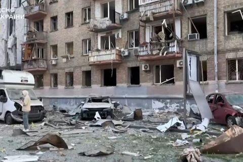 Durch russische Angriffe zerstörte Häuser in Kiew