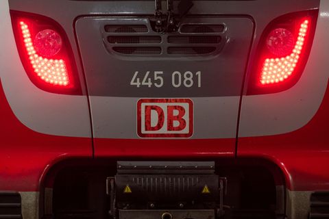 Nach dem Angriff flüchtete der Verdächtige über die Gleise. Für die Fahndung mussten die Gleise gesperrt werden. (Symbolbild) Fo