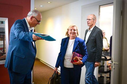 Bovenschulte zeigte sich erfreut über die beiden Kandidaten für den Bremer Senat. Foto: Sina Schuldt/dpa
