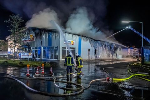 Die Feuerwehr kämpft in Lennestadt gegen ein Feuer in einem Firmengebäude. Foto: Markus Klümper/dpa