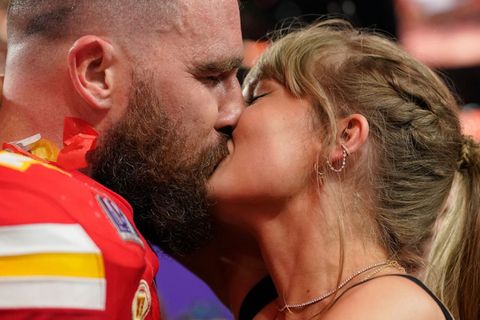 Und Kuss: Inzwischen sind Taylor Swift und Travis Kelce verlobt. (Archivbild) Foto: Brynn Anderson/AP/dpa