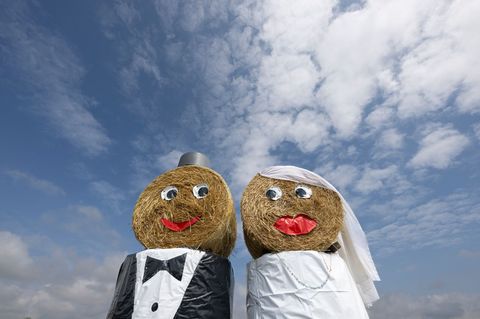 Freundlicher Hingucker: An Ortsrändern aufgestellte Brautpaare aus Stroh weisen häufig auf bevorstehende Hochzeiten hin. (Archiv