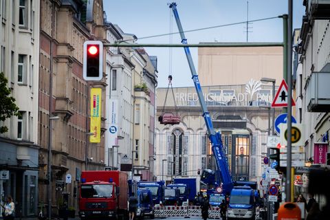 Die Einsatzkräfte des THW begannen am Abend mit den Absicherungsarbeiten am Haus. Foto: Christoph Soeder/dpa