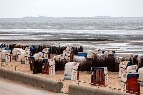 Der Sommer und seine Kapriolen - das spüren auch die Anbieter von Strandkörben. (Symbolbild) Foto: Focke Strangmann/dpa