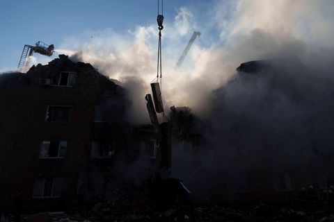 Unter den Trümmern eines Kiewer Wohnblocks werden noch Verschüttete vermutet. Foto: Evgeniy Maloletka/AP/dpa