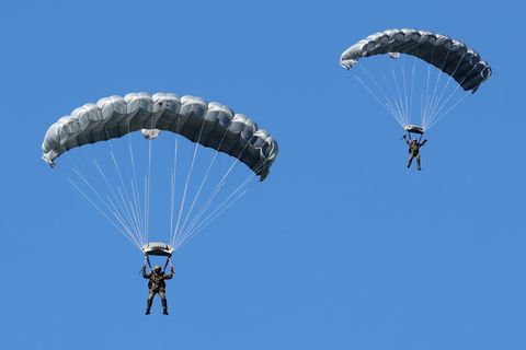 Fallschirmjäger bei einer Übung im Landeanflug. Foto: Bernd Wüstneck/dpa