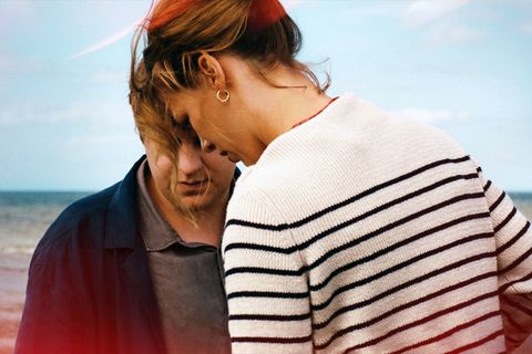 Leon (Thomas Schubert, l) und Nadja (Paula Beer) treffen an der Ostsee aufeinander. Foto: -/ZDF/Schramm Film/dpa