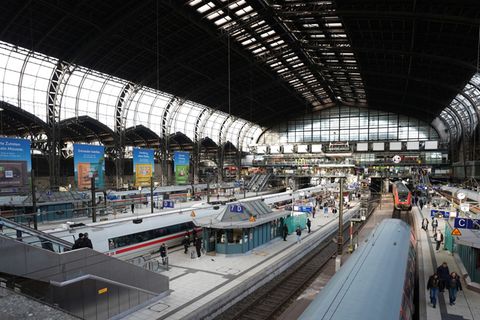 Die Pünktlichkeit von Fernzügen bei Ankunft lag in Hamburg vergangenes Jahr bei 62 Prozent. (Archivbild) Foto: Marcus Brandt/dpa
