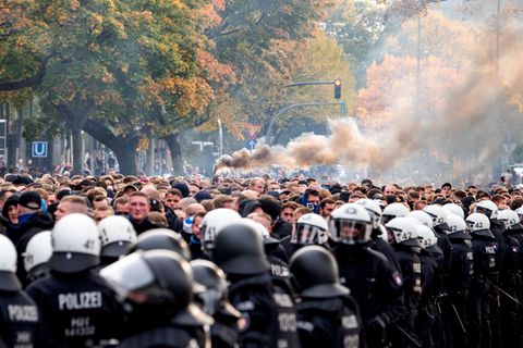 Vor dem Stadtderby: Die Polizei setzt auf das bewährte Sicherheitskonzept aus den Vorjahren. (Archivbild) Foto: Daniel Bockwoldt