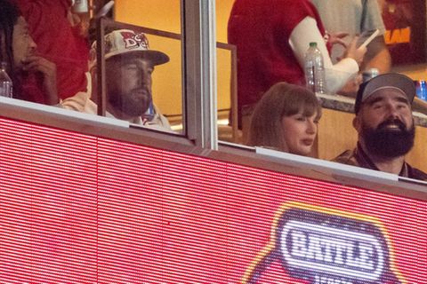 Travis Kelce, Taylor Swift und Jason Kelce im Arrowhead Stadium.