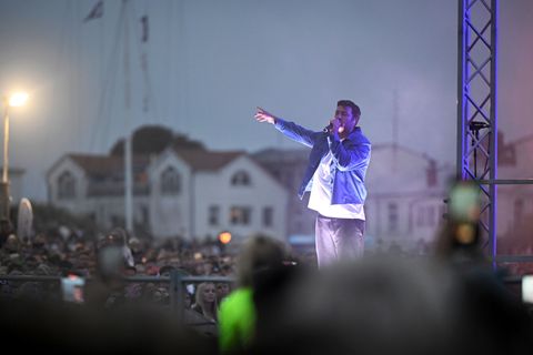 Sänger Marteria steht auf der Bühne am Strand von Warnemünde. Foto: Philip Dulian/dpa