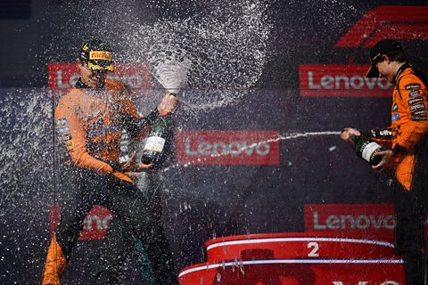 Der WM-Kampf wird zwischen Lando Norris (links) und Oscar Piastri entschieden. (Archivbild) Foto: Denes Erdos/AP/dpa