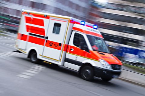 Die Schwerverletzte wird ins Krankenhaus gebracht. (Symbolbild) Foto: Nicolas Armer/dpa