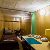 Raum mit Bett und Telefonen