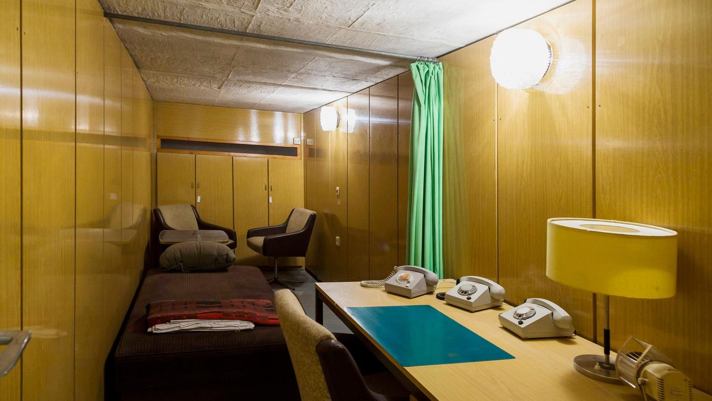 Bunkeranlage Lübschützer Teiche: Im Reich der Stasi Raum mit Bett und Telefonen