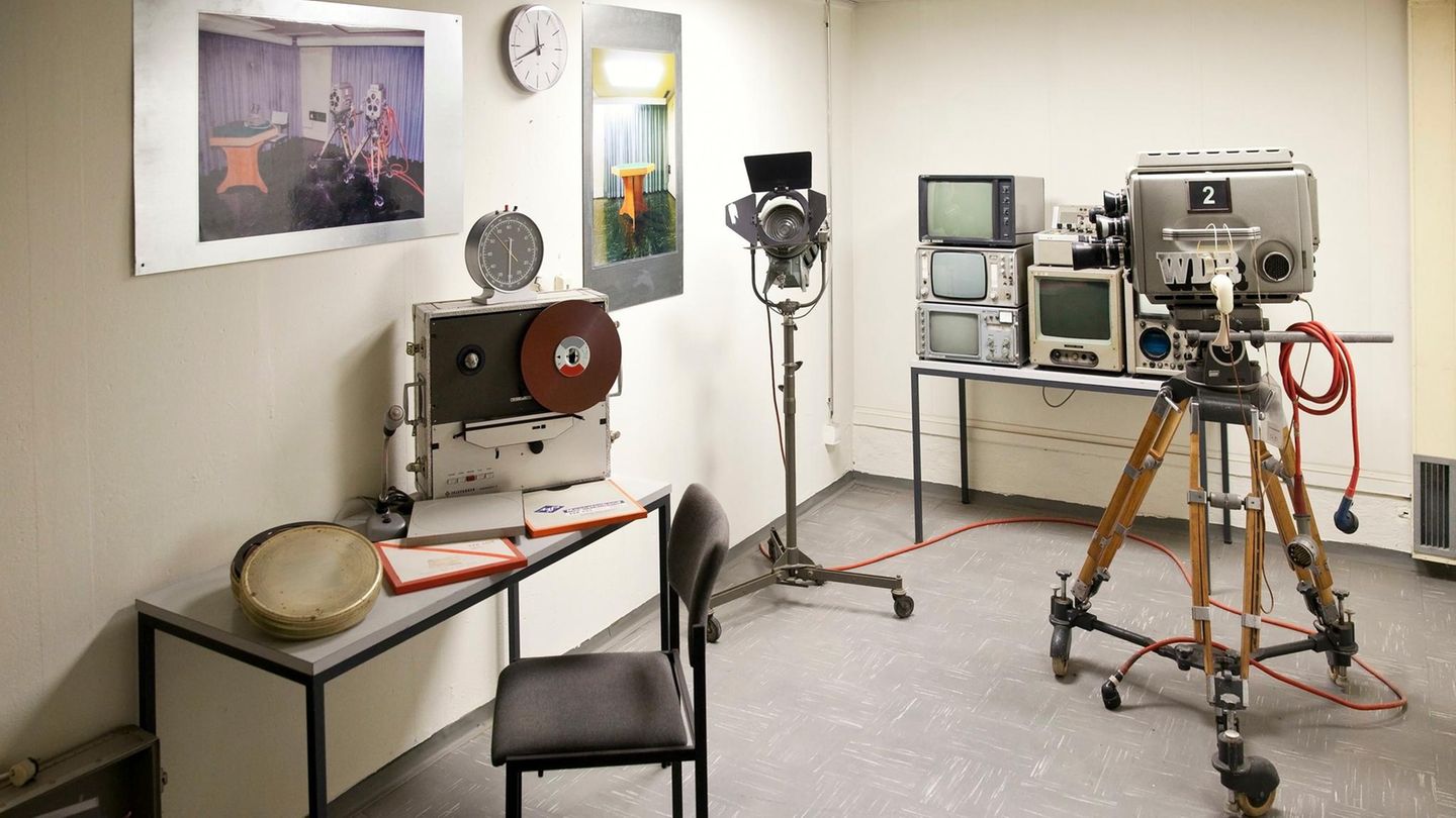 Studio mit Kamerlicht und Aufnahmegeräten