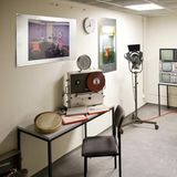 Studio mit Kamerlicht und Aufnahmegeräten