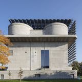 Solarpaneele an Bunkerfassade