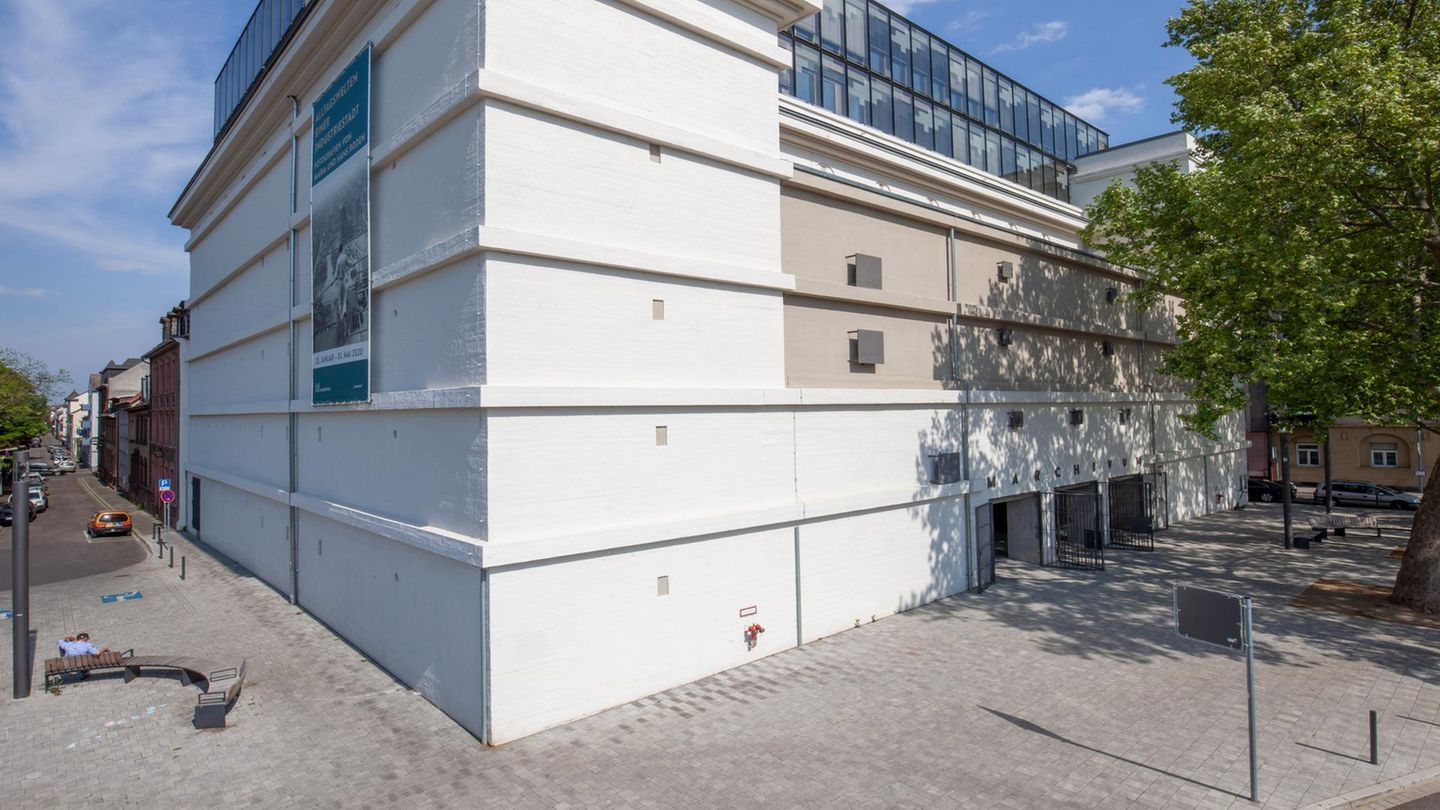 Marchivum: Das Stadtarchiv im Bunker Weißes Gebäude mit Glasfassade