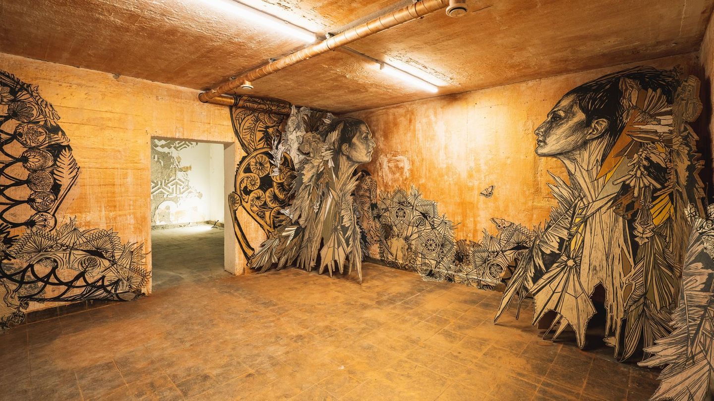 An den Wänden eines Bunkers ist ein Kunstwerk zu sehen