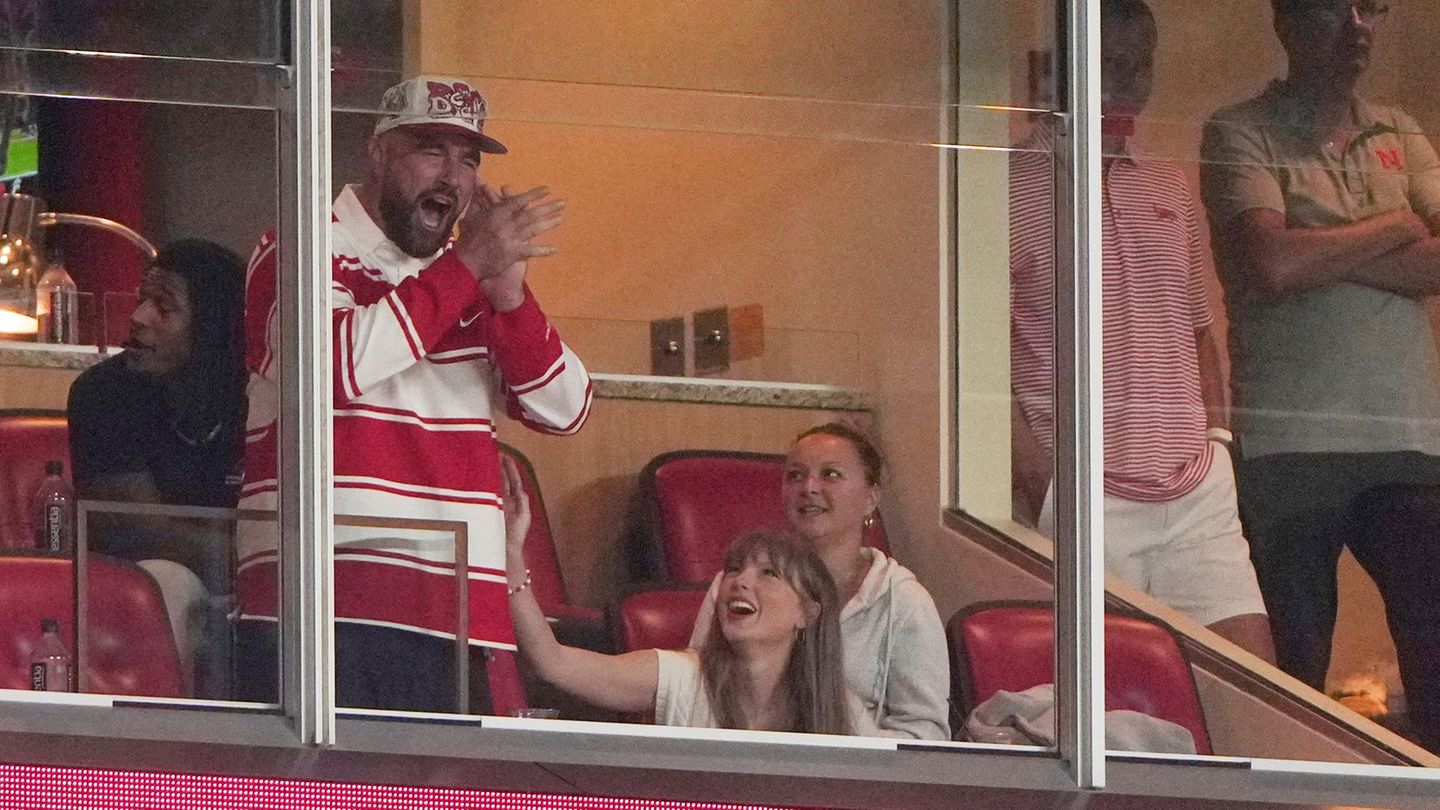 Photos from VIP area: Swift and Kelce show up after engagement in the stadium