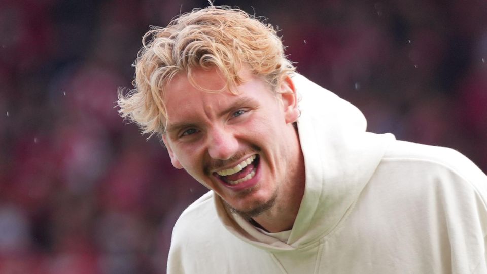 Woltemade steht bei training auf dem Platz in Stuttgart Trainingsanzug.