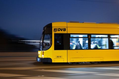 In der Dresdner Neustadt kam es in der Nacht zu Sonntag in einer Straßenbahn zu einem Messerangriff. (Symbolfoto) Foto: Sebastia