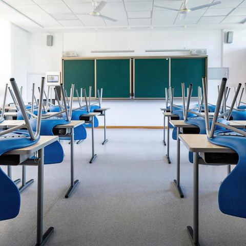 Lehrerin aus Wesel 16 Jahre krankgeschrieben: Symbolfoto zeigt leeres Klassenzimmer