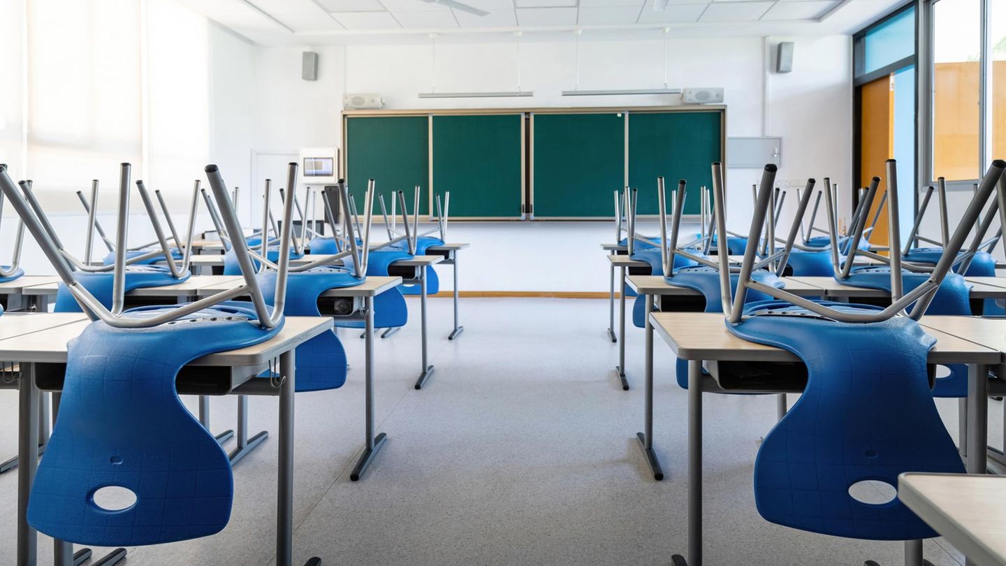Lehrerin aus Wesel 16 Jahre krankgeschrieben: Symbolfoto zeigt leeres Klassenzimmer Lehrerin aus Wesel 16 Jahre krankgeschrieben: Symbolfoto zeigt leeres Klassenzimmer