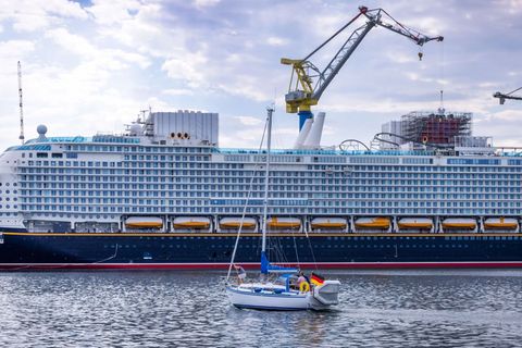 Das in Wismar gebaute Kreuzfahrtschiff „Disney Adventure“ kann rund 6.700 Passagiere an Bord nehmen. Es gibt nur wenige Kreuzlin